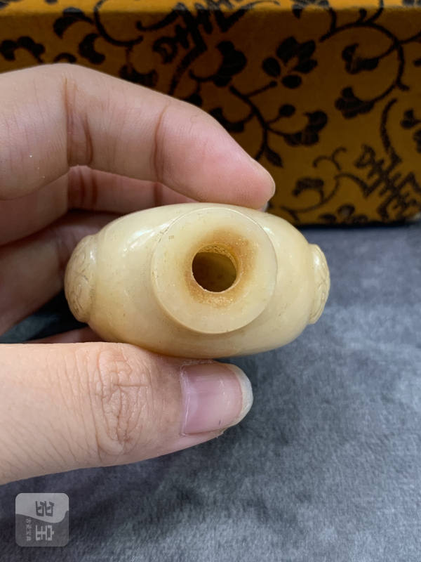 清黄玉浮雕兽耳衔环鼻烟壶 - 图6